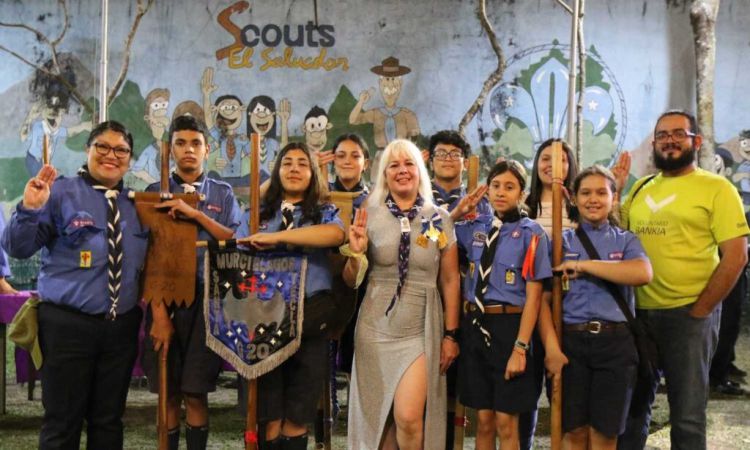 Alfa Karina Arrué recibe la Gran Orden Scouts Atlacatl