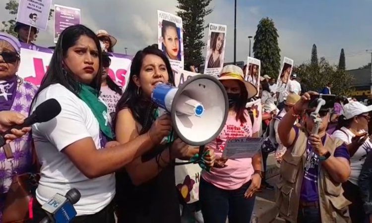 “Este 8 de marzo, al Gobierno Salvadoreño le exigimos que pare de perseguir el derecho a defender derechos”.