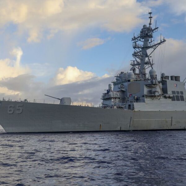La Armada de EE.UU. desafía los reclamos de Beijing sobre el mar de China Meridional y recibe respuesta aireada