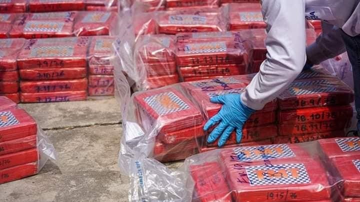 FISCALÍA QUEMARA 1,280 KILOS DE DROGA, DECOMISADA A COLOMBIANOS EN AGUAS SALVADOREÑAS