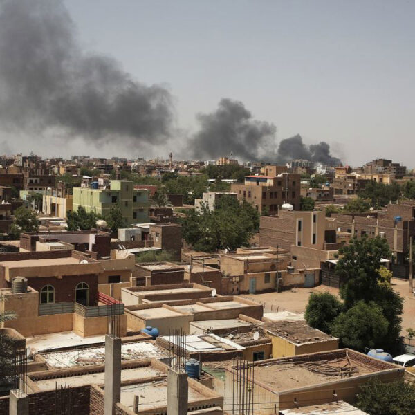 Estadounidenses atrapados en Sudán que deben tomar “decisiones de vida o muerte” expresan su enfado con el Gobierno de EE.UU.