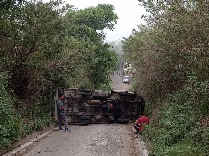 Seis personas lesionadas al volcar camión en Panchimalco