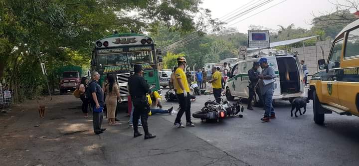 Motociclistas impactan con autobús de la ruta 115