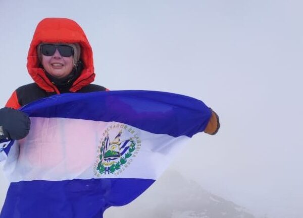 Montañista Alfa Karina Arrué está atrapada en una tormenta en Alaska