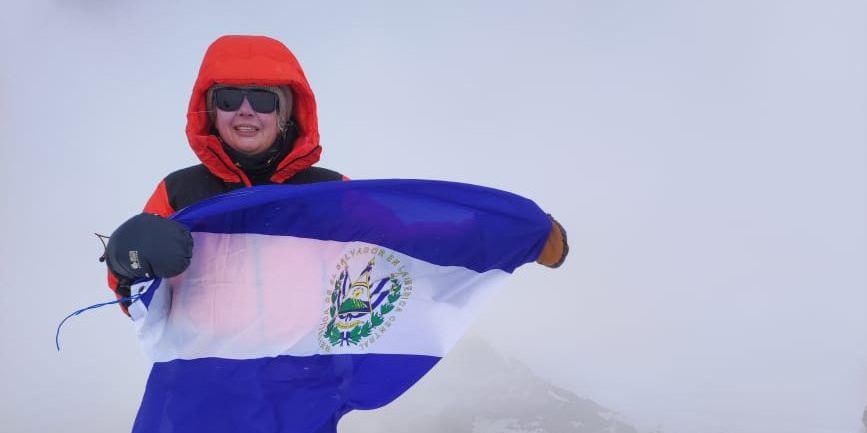 Montañista Alfa Karina Arrué está atrapada en una tormenta en Alaska