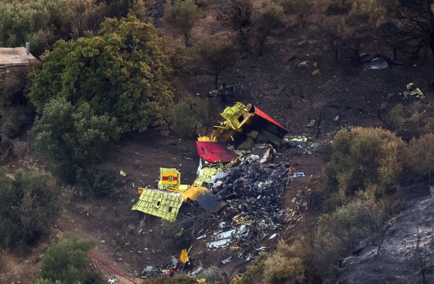 Restos del avión bombero que se estrelló el martes en la isla griega