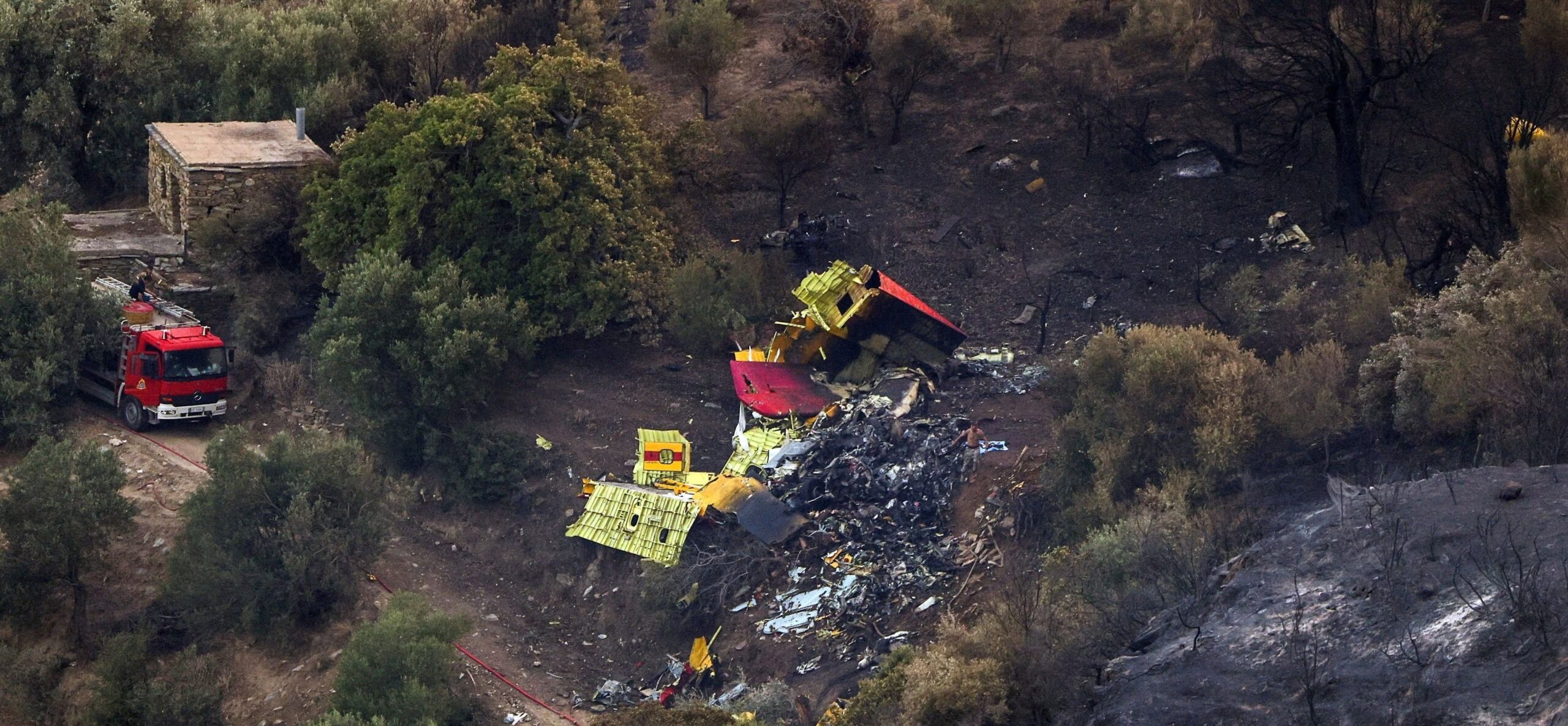 Restos del avión bombero que se estrelló el martes en la isla griega