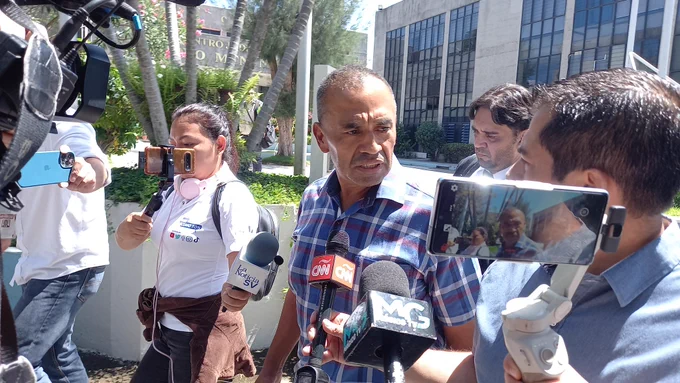 El periodista salvadoreño Víctor Barahona fue citado este 27 de julio por un juzgado de San Salvador.