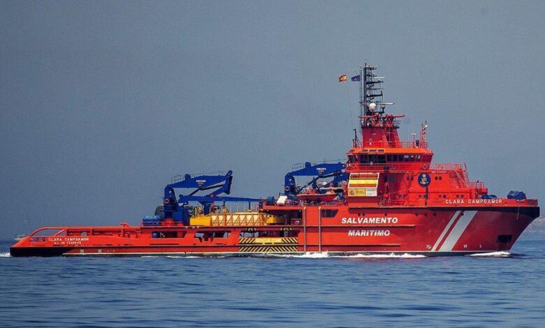 La guardia costera de España rescata a 86 sobrevivientes de uno de los 3 barcos desaparecidos.