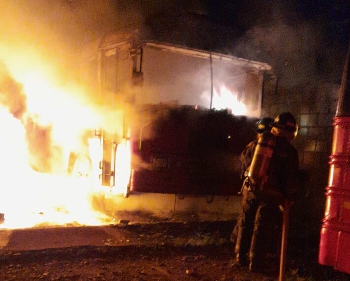 Incendio consume 6 autobuses de la ruta 133 en Zacatecoluca.