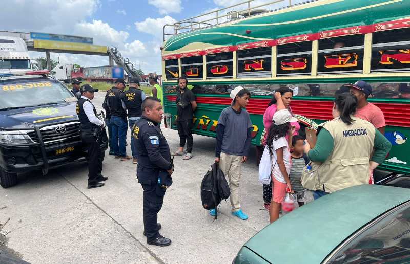 Identifican a migrantes venezolanos transitando de manera irregular por Guatemala.