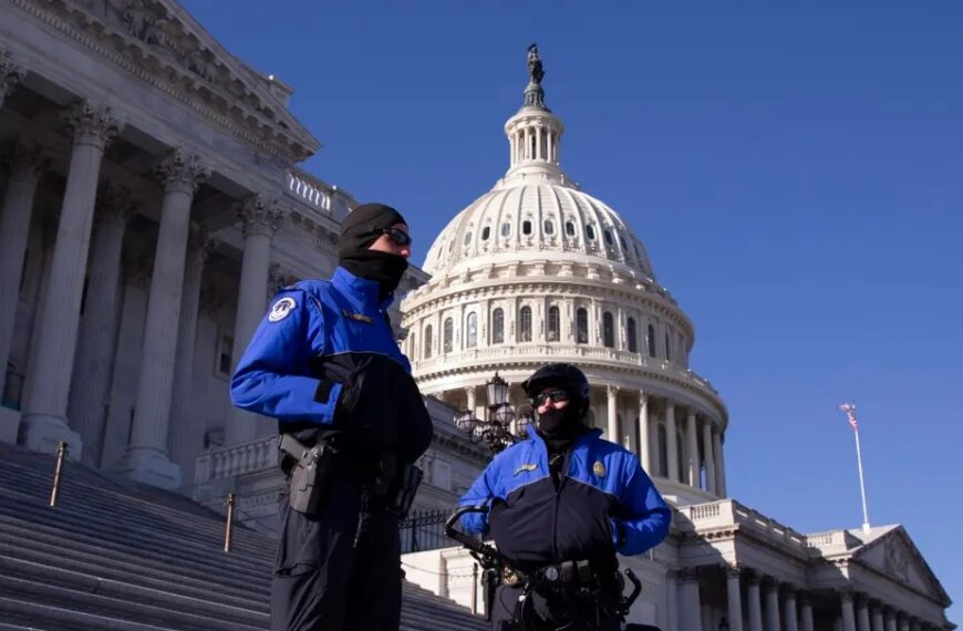 La Policía pide a quien esté dentro del Senado de EE.UU. que se refugie por posibles disparos.
