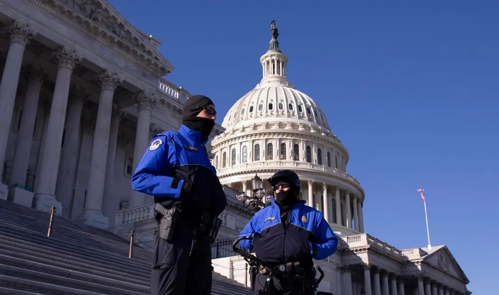 La Policía pide a quien esté dentro del Senado de EE.UU. que se refugie por posibles disparos.