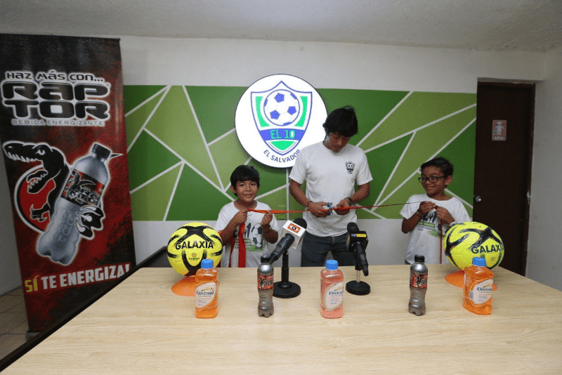 Gilberto Baires inauguró su academia de fútbol “El 10”