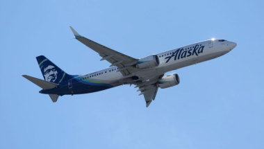 Susto en el vuelo 1282 de Alaska Airlines: un golpe fuerte, un silbido y la camisa de un niño succionada