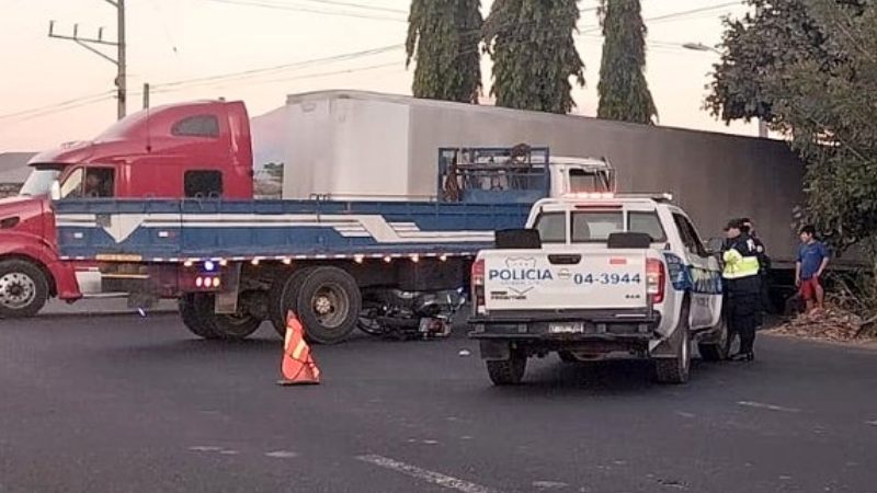 Un motociclista resulto gravemente herido tras ser atropellado por un camión en carretera que conduce a Sonsonate