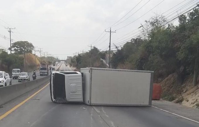 Policia Nacional Civil repota un accidente de tránsito en el km 17, jurisdicción de Nejapa