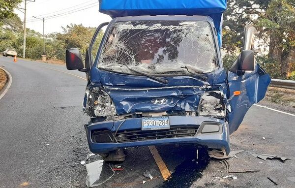 Accidente de tránsito en la carretera que de Ahuachapán conduce hacia Sonsonate