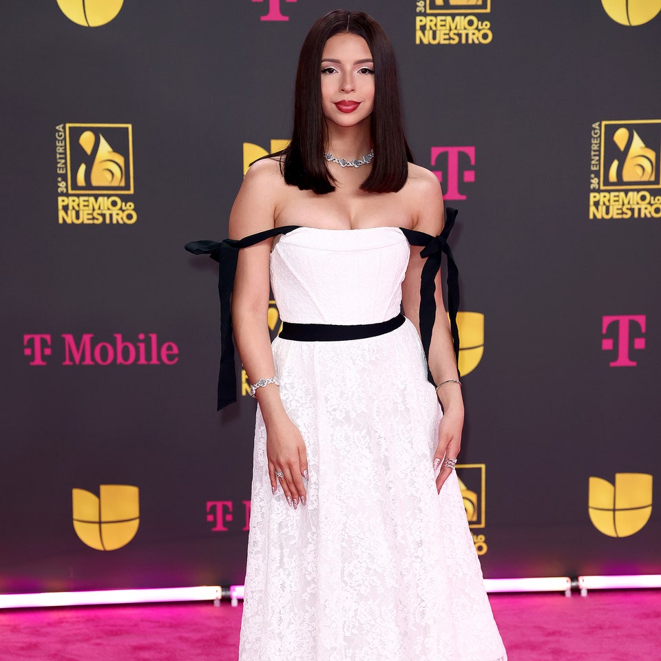 Ángela Aguilar deslumbra con un vestido de encaje y zapatos slingback en los Premios Lo Nuestro 2024