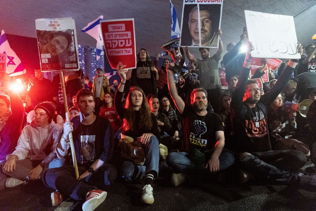 Miles de personas en Israel protestan por la liberación de rehenes y piden la dimisión del Gobierno