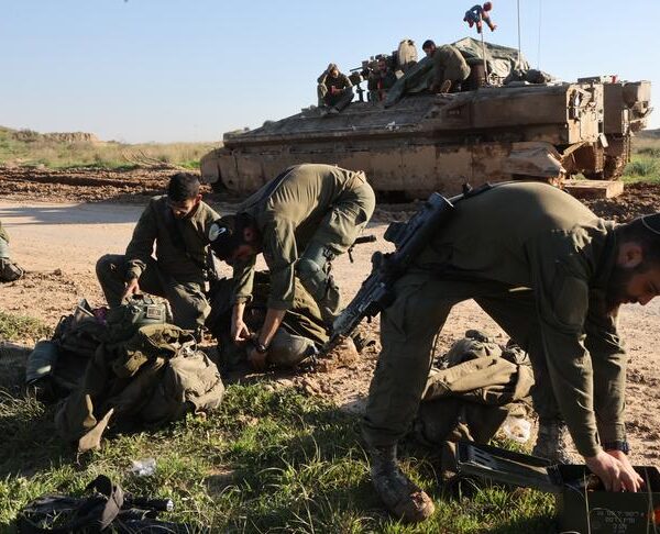 Soldados israelíes se retiran de Gaza para preparar operación en Rafah, dice ministro de Defensa