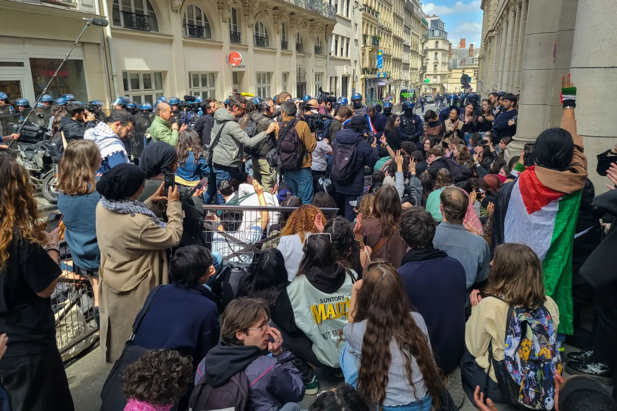 La policía entra en La Sorbona para expulsar a decenas de estudiantes propalestinos