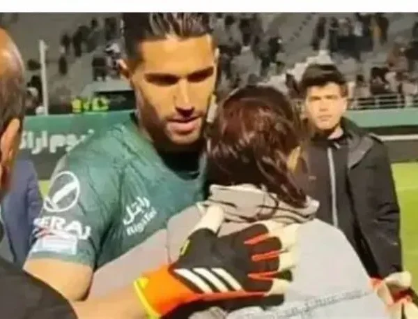 Suspenden a un futbolista en Irán por abrazar a una aficionada al final de un partido