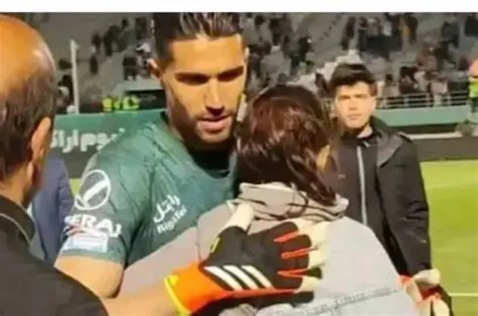 Suspenden a un futbolista en Irán por abrazar a una aficionada al final de un partido