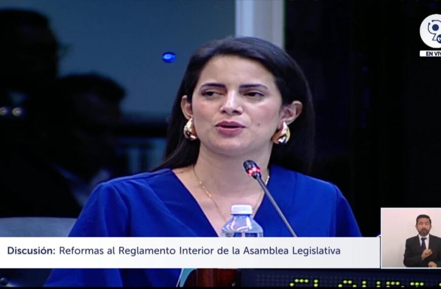 Claudia Ortiz, es ignorada en la plenaria #1 de la Asamblea Legislativa.