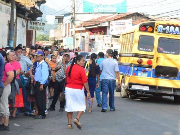 Agricultores de Ahuachapán realizan largas filas para recibir tarjeta del gobierno