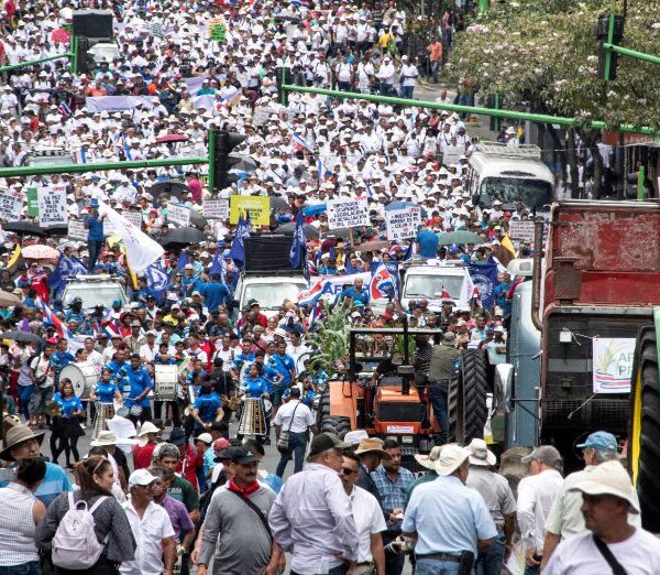 Masivas protestas en Costa Rica contra las políticas monetarias y agrícolas del presidente