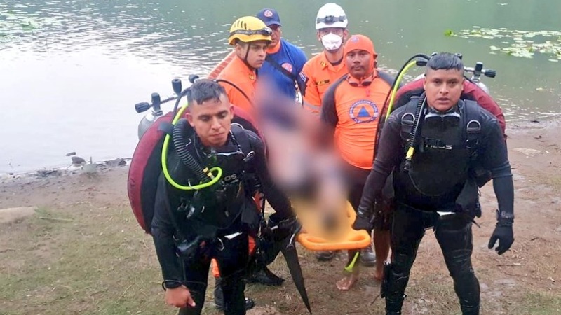 Buzos recuperan cadáver de joven ahogado en laguna Verde de Apaneca
