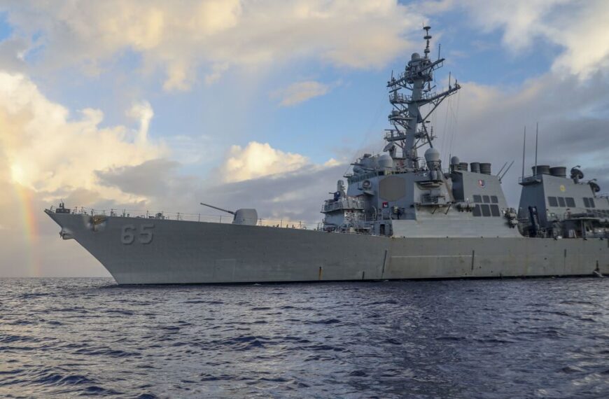 La Armada de EE.UU. desafía los reclamos de Beijing sobre el mar de China Meridional y recibe respuesta aireada