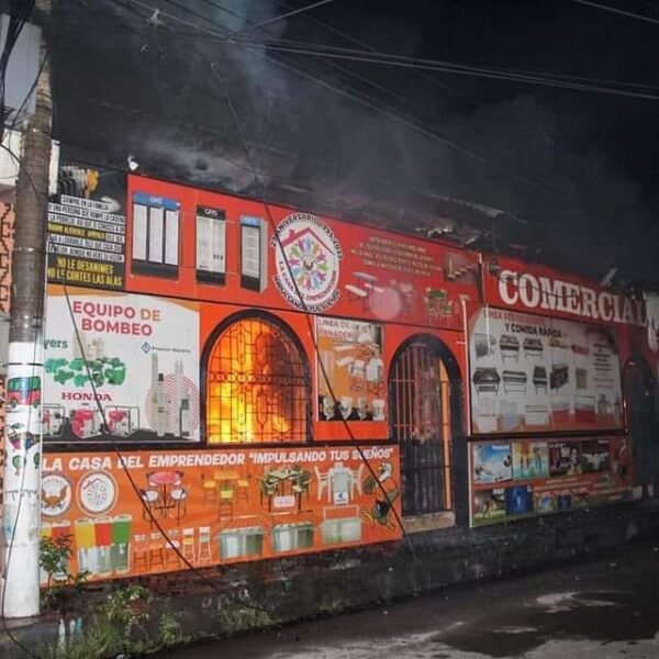 INCENDIO CONSUME NEGOCIO DE ELECTRODOMESTICOS EN SAN MIGUEL
