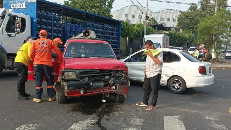 Dos motociclistas heridos tras chocar con camión en San Salvador