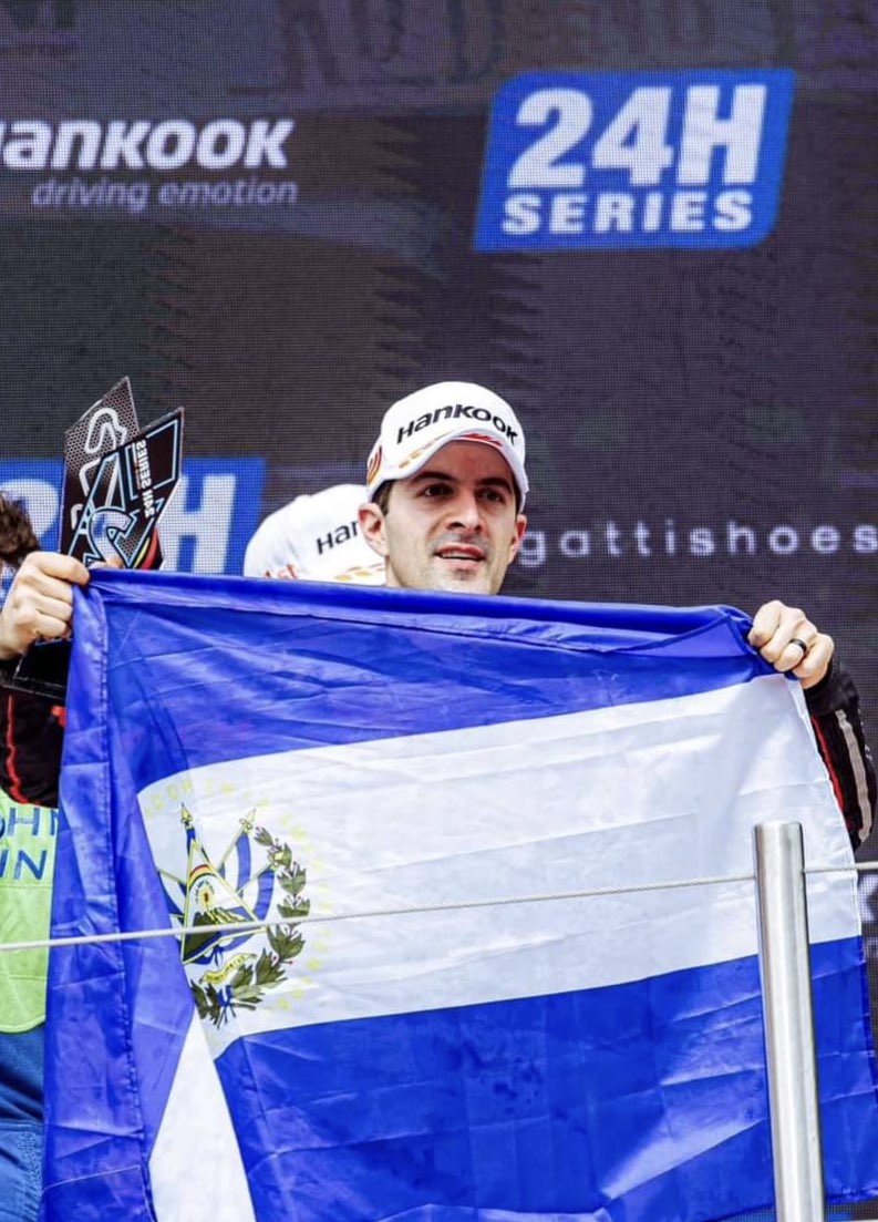 Piloto Salvadoreño queda en segundo lugar en el circuito de Barcelona.