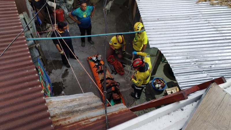 Un hombre fue rescatado tras sufirir una caida del techo de su residencia