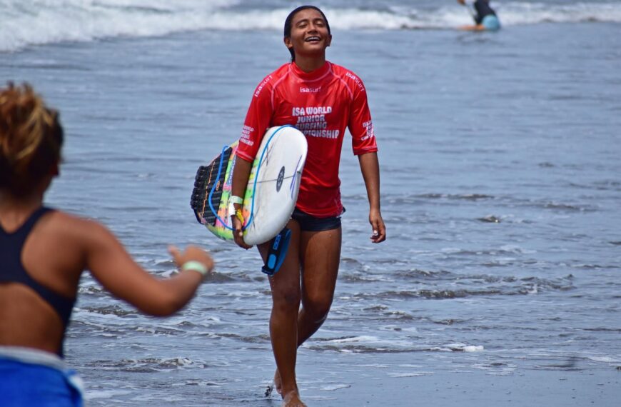 Atletas nacionales siguen en competencia en mundial de surf.