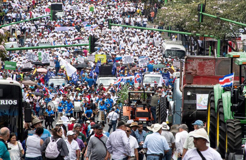 Masivas protestas en Costa Rica contra las políticas monetarias y agrícolas del presidente