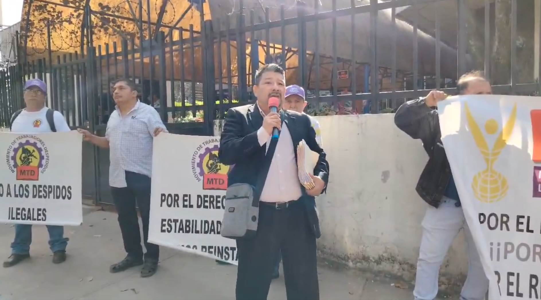 Movimiento de Trabajadores Despedidos llegó al Centro Judicial Dr. Francisco Guerrero de Santa Tecla, para denunciar a la procuradora Raquel Caballero.