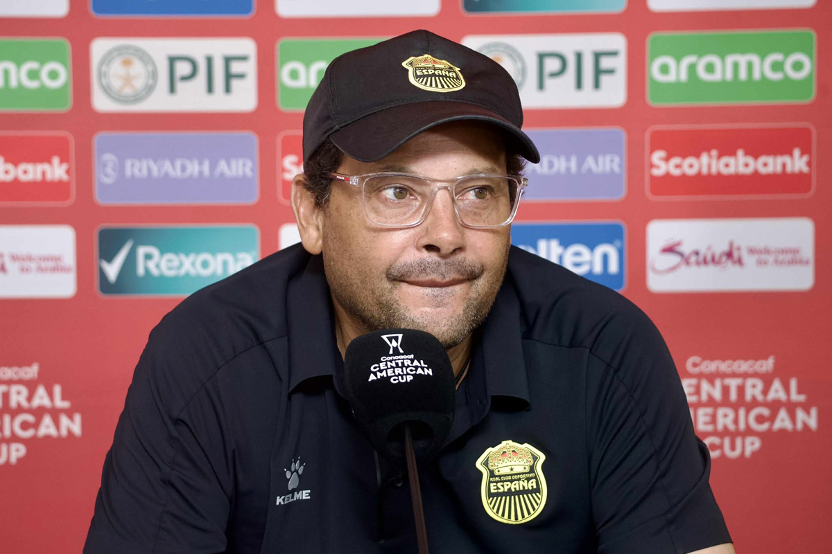 Entrenador del Real España, recibe sanción luego de realizar gestos discriminatorios
