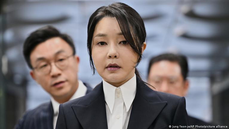 Primera dama de Corea del Sur condenada a casi dos años de cárcel por corrupción.