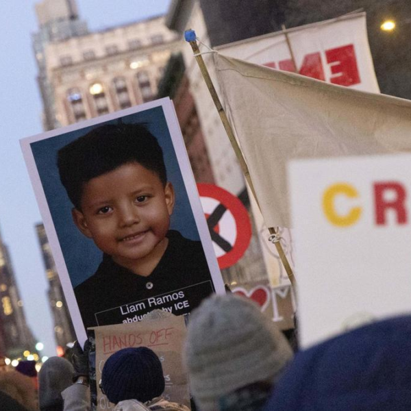 Un juez federal bloquea, por ahora, la posible deportación del niño de 5 años Liam Conejo Ramos y su padre