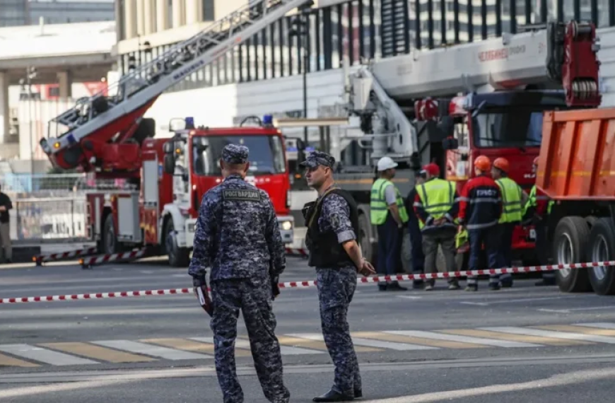 Dron impacta autobús de pasajeros en Rusia dejando víctimas mortales.