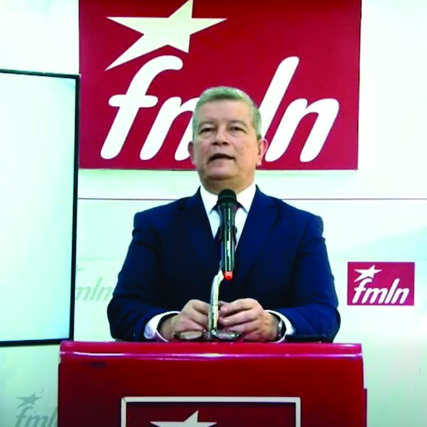 Las conferencias de prensa y apariciones públicas de Manuel «El Chino» Flores como secretario general del FMLN se estructuran bajo una línea constante de oposición.
