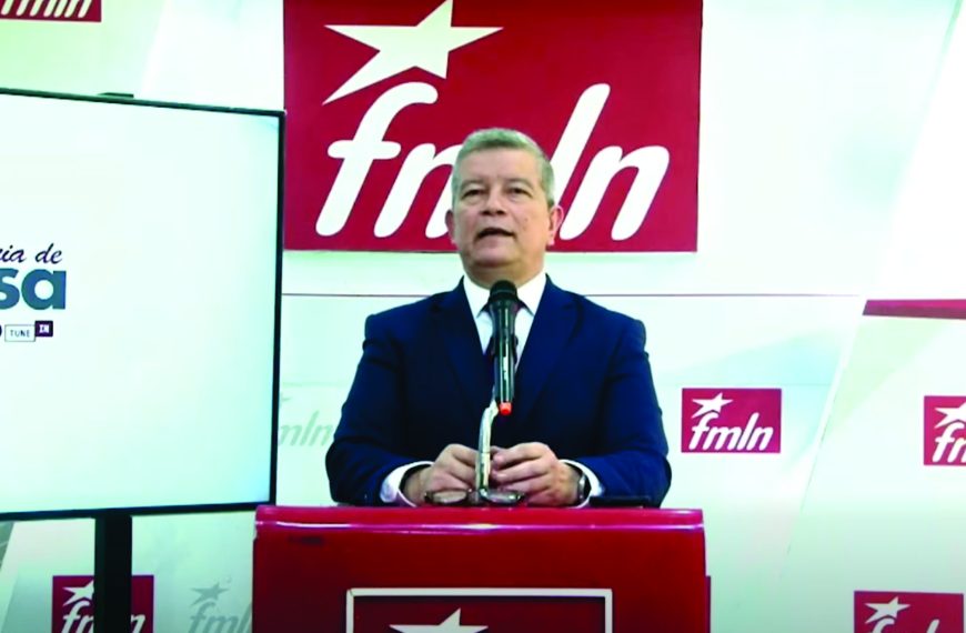 Las conferencias de prensa y apariciones públicas de Manuel «El Chino» Flores como secretario general del FMLN se estructuran bajo una línea constante de oposición.