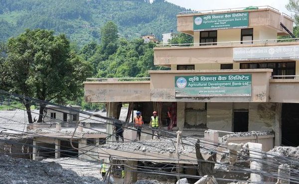 903 muertos y 4.247 desaparecidos por avalancha de lodo en Nepal, según autoridad de gestión de desastres