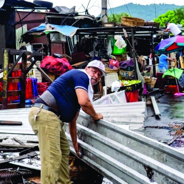Vendedores desalojados el fin de semana de los sectores del mercado central en el centro historico de San Salvador.