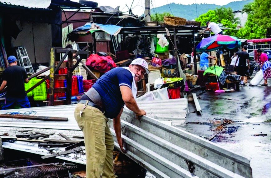 Vendedores desalojados el fin de semana de los sectores del mercado central en el centro historico de San Salvador.