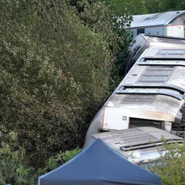 Tren se descarrila y deja dos heridos de gravedad en sudeste de Inglaterra